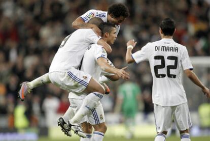Los jugadores del Real Madrid celebran uno de los goles.