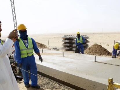 Varios obreros trabajan en la proximidades de la localidad de Jeddah en las obras del proyecto del AVE qeu unir&aacute; La Meca con Medina.