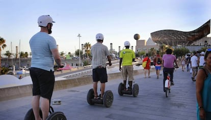Turistas pasean por el Port Ol&iacute;mpic de Barcelona en &#039;seagway&#039;.