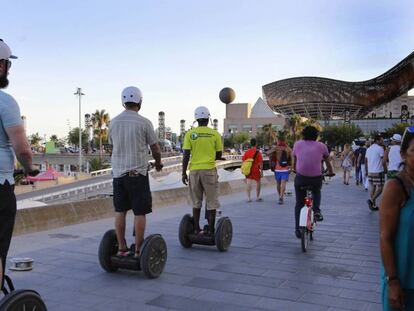 Turistas pasean por el Port Ol&iacute;mpic de Barcelona en &#039;seagway&#039;.
