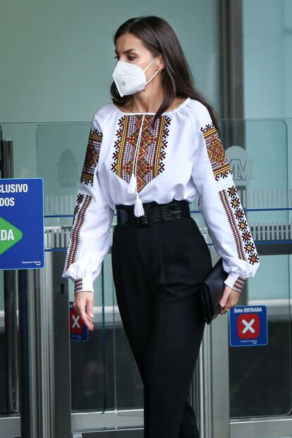 La reina ha llegado al evento con un abrigo negro abierto y al despojarse de él se ha visto que lucía una sorochka, la camisa tradicional de Ucran.