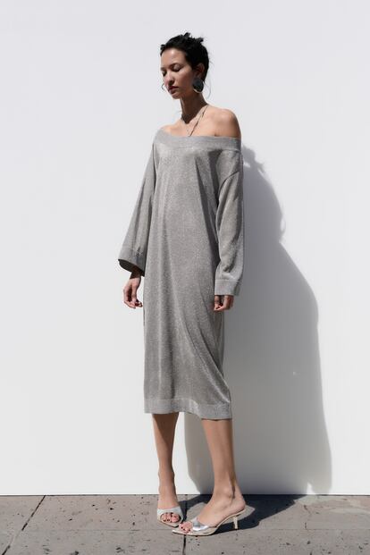 Este vestido de Zara, de punto con hilo metalizado, silueta oversize y tira al cuello es perfecto para las incondicionales del estilo minimalista con un punto sofisticado.

39,95€