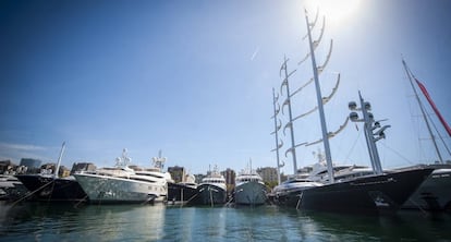 Yates amarrados en la marina OneOcean Port Vell de Barcelona esperando su venta o alquiler.