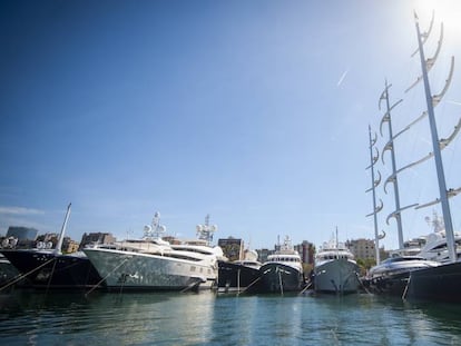 Yates amarrados en la marina OneOcean Port Vell de Barcelona esperando su venta o alquiler.