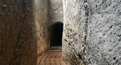 Acueducto romano excavado en roca, a su paso por el municipio de Calles.