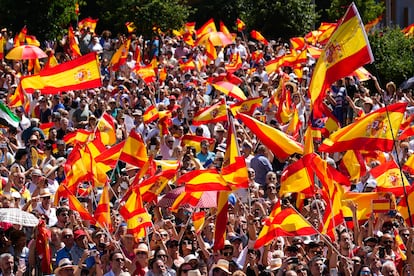 Asistentes de la concentración convocada por el Partido Popular en plaza de España de Madrid, este domingo.