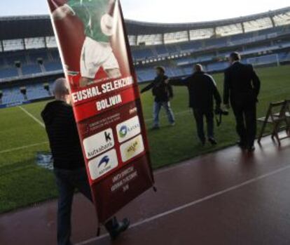 Preparativos de la presentación del Euskadi-Bolivia, esta mañana en Anoeta.