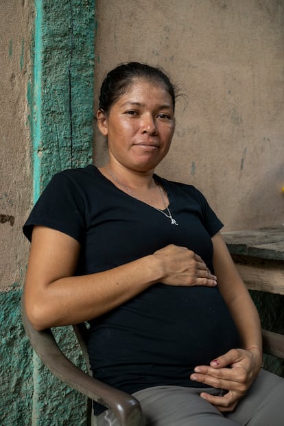Maritza está encinta. También trabaja en el basurero. Ya ha perdido dos embarazos y en la comunidad entienden que la acumulación de basuras orgánicas, las altas temperaturas y la inhalación de gases son una de las causas que provocan abortos. Es consciente de que su aporte a la economía familiar es indispensable, pero por ahora tendrán que salir adelante con el trabajo intermitente de su marido en las plantaciones bananeras.