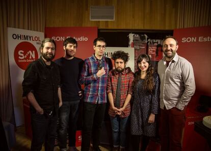 Juanma Latorre (izquierda) junto al equipo de Oh! My LOL SON Estrella Galicia y la invitada Alondra Bentley.