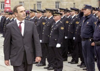 El ministro del Interior, José Antonio Alonso, pasa revista en la plaza del Obradoiro, en Santiago de Compostela.