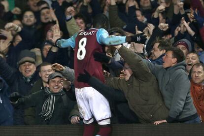 Cheikhou Kouyate, del West Ham, celebra el segundo gol al Aston Villa.