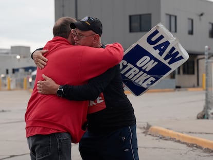 Dos trabajadores de un piquete de la planta de montaje de Ford en Wayne (Michigan).