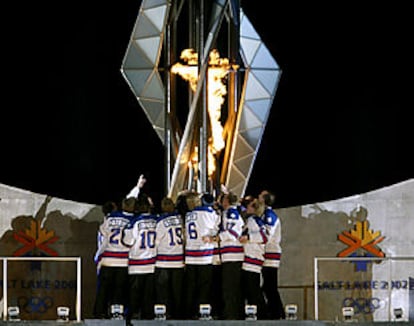 Los jugadores de hockey de EE UU encienden el pebetero olímpico.
