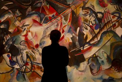 Una visitante contempla la <i>Composición VI</i><b> de Kandinsky, en la sala de pinturas del siglo XX.
</b>