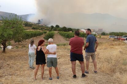 Vecinos de Añón de Moncayo observaban el sábado el incendio desde la distancia.