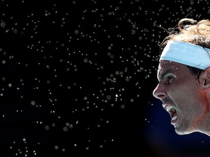 Nadal sirve durante el partido contra el serbio Laslo Djere de la segunda ronda del Open de Australia, en 2021.