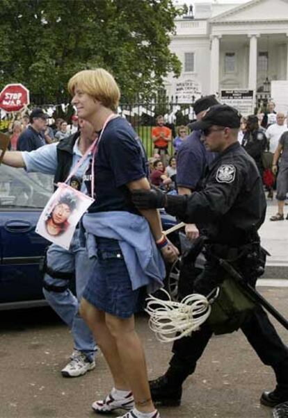 La policía detiene ayer en Washington a Cindy Sheehan.