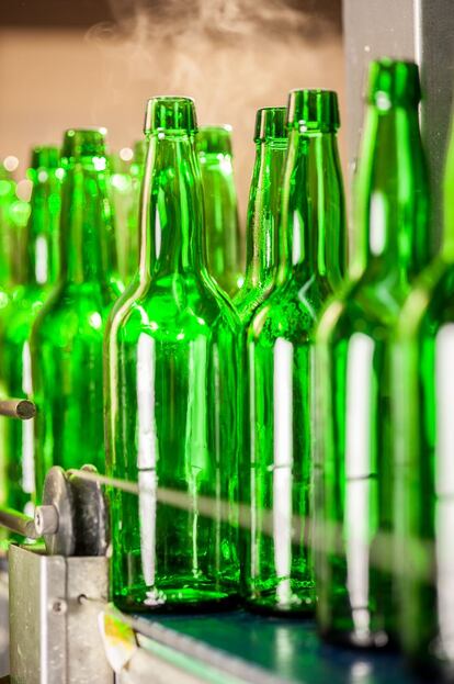 Botellas de color verde distintivas de la sidra asturiana, en una imagen proporcionada por ASSA.