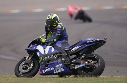 El piloto italiano de MotoGP Valentino Rossi, del equipo Movistar Yamaha MotoGP, levanta su moto luego de caer durante el Gran Premio de Argentina de Motociclismo.