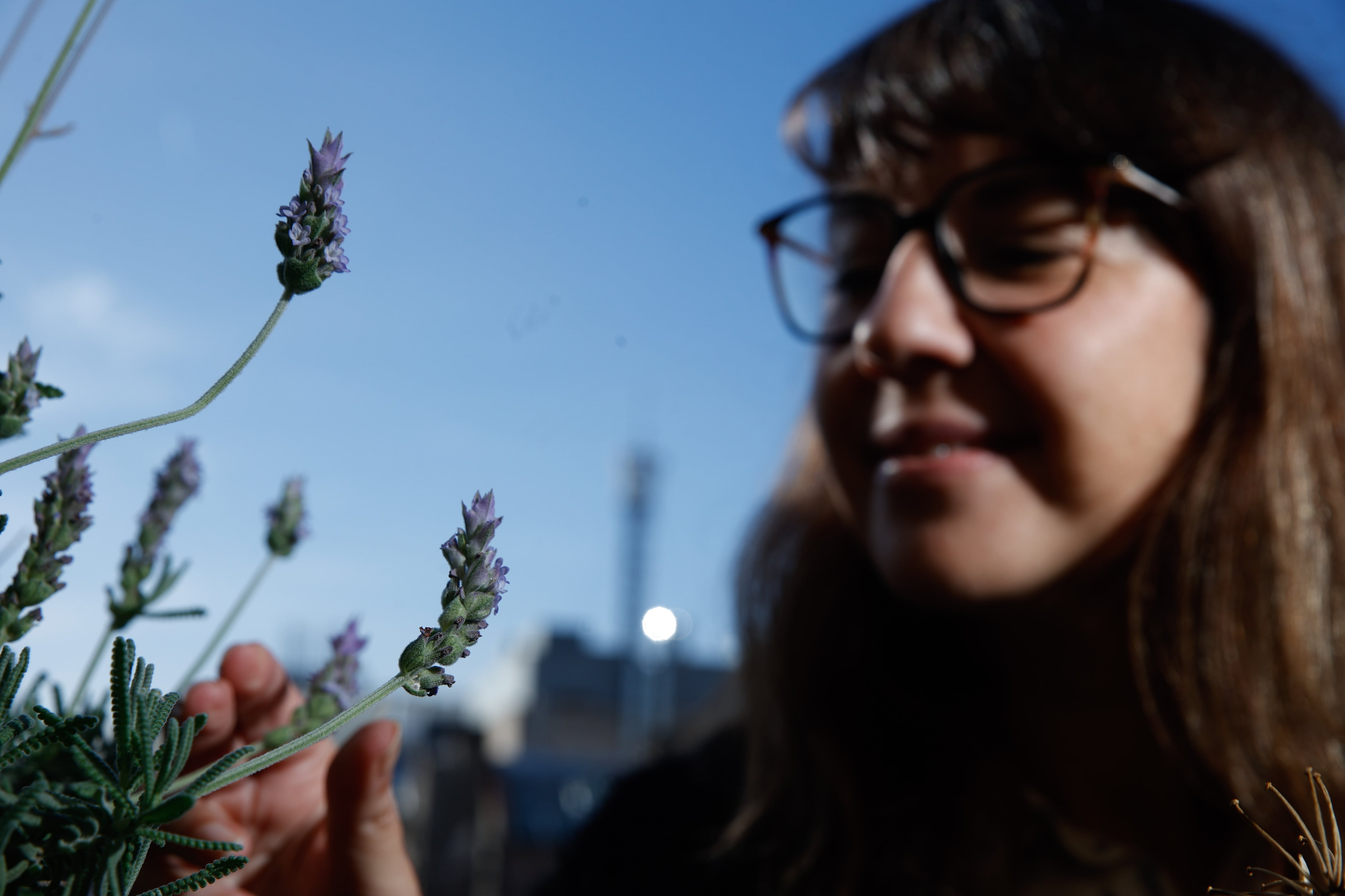 La ingeniera química Arias huele unas flores.