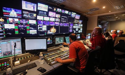 La sala del control de 'Supervivientes', en el arranque de la gala del jueves 17 de mayo.