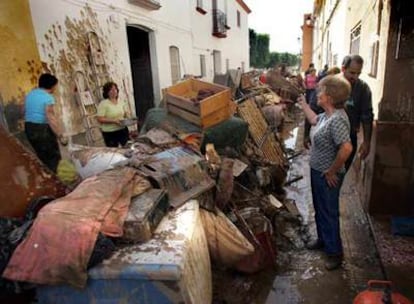 Vecinos de El Verger trataban de limpiar ayer los aledaños de sus casas tras las inundaciones.