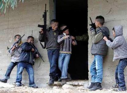Un grupo de niños palestinos juega con armas de plástico en una calle de Jenin, en Cisjordania, el pasado jueves.