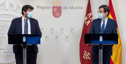 El ex consejero de salud de la Comunidad de Murcia Manuel Villegas, a la derecha, durante un momento de la rueda de prensa que ofreció junto al presidente de la comunidad, Fernando López Miras, para anunciar su dimisión como consejero.