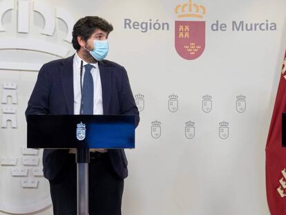 El ex consejero de salud de la Comunidad de Murcia Manuel Villegas, a la derecha, durante un momento de la rueda de prensa que ofreció junto al presidente de la comunidad, Fernando López Miras, para anunciar su dimisión como consejero.