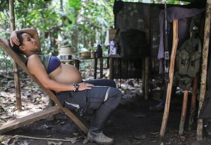 Tatiana, miembro de las FARC, descansa en el campamentos de los Llanos del Yarí, una vez ratificado el acuerdo de paz con el gobierno.