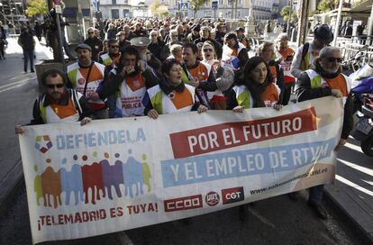 Extrabajadores de Telemadrid se manifientan por el centro de la capital en el tercer aniversario del ERE.