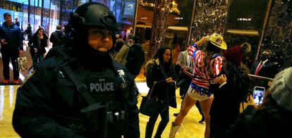 El Vaquero Desnudo de Nueva York, este lunes en la Torre Trump.