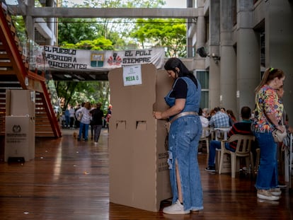 Una mujer vota en Medellín (Colombia), en mayo de 2022.