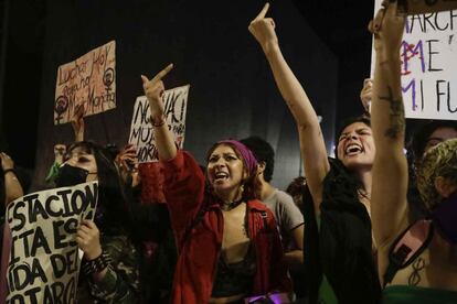 Varias mujeres increpan a los agentes de polica en una marcha en San Jos de Costa Rica.