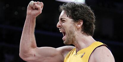 Pau Gasol celebra un punto durante el partido disputado ante los Thunder