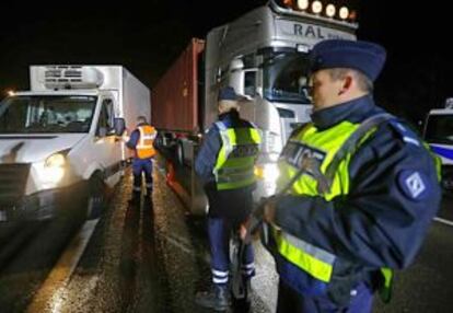 Dos gendarmes controlan la frontera francesa con Bélgica a su paso por Hesnies.