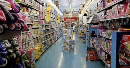 Pasillo de una juguetería.