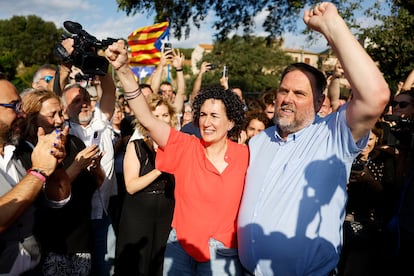 La secretaria general de ERC, Marta Rovira, y el expresidente del partido, Oriol Junqueras, tras su reencuentro este viernes en Cantallops (Girona).