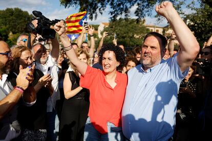 La secretaria general de ERC, Marta Rovira, y el expresidente del partido, Oriol Junqueras, tras su reencuentro este viernes en Cantallops (Girona).