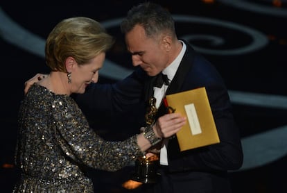 La actriz Meryl Streep presenta el Oscar al mejor actor para Daniel Day-Lewis que muy emocionado recoge la estatuilla por su trabajo en la película 'Lincoln'