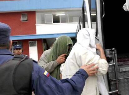Dos guerrilleros de las FARC son trasladados a la cárcel de Normandía, a unos 250 kilómetros al norte de Bogotá.