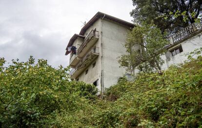 Edificio desde el que ha caído el bebé de 20 meses fallecido en Güeñes (Bizkaia).