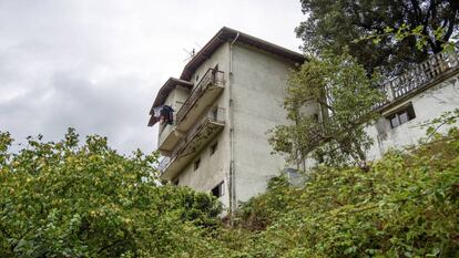 Edificio desde el que ha caído el bebé de 20 meses fallecido en Güeñes (Bizkaia).