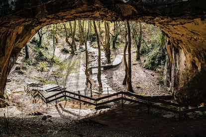 Cueva de las Brujas (Zugarramurdi, Navarra). Brujas haberlas, haylas. O húbolas. Las de Zugarramurdi celebraban aquelarres en una cueva grande como una catedral, saraos diabólicos amenizados con misas negras, maleficios y actos de vampirismo, necrofagia y bestialismo. Esa es, al menos, la conclusión a la que llegaron los inquisidores en 1610, durante un famoso proceso en el que se vieron implicadas 300 personas, “sin contar niños”, y que acabó con 11 en la hoguera. La cueva de Zugarramurdi —también conocida como la cueva de las Brujas y como la catedral del diablo— es ciertamente un lugar muy apropiado para organizar aquelarres, bacanales y todo tipo de reuniones. Es una cueva tipo salón, con una cavidad principal de 120 metros de largo por 12 de alto, iluminada por las enormes bocas de entrada y salida que el arroyo del Infierno ha ido horadando durante milenios en la roca caliza. Está acondicionada para la visita y es escenario habitual de conciertos, simposios y encuentros como el ‘zikiro-jate’, donde se asan sobre brasas medio centenar de corderos. Si en el infierno se come así, es para pensárselo.