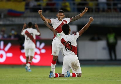 Perú celebra su victoria al final del partido por eliminatorias frente a Colombia, en Barranquilla.