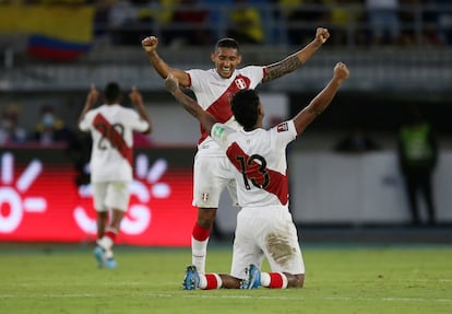 Perú celebra su victoria al final del partido por eliminatorias frente a Colombia, en Barranquilla.