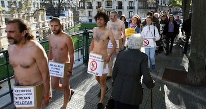 Los manifestantes desnudos por Bilbao.