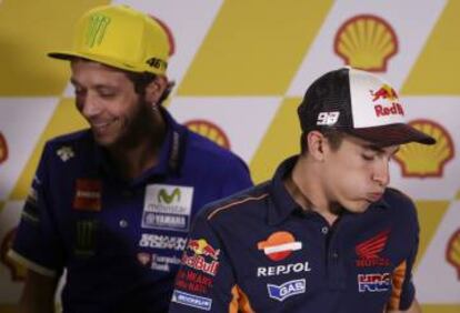 Rossi y Márquez toman asiento.