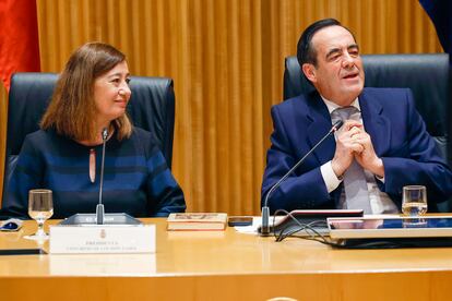 El expresidente del Congreso, José Bono, flanqueado por la actual presidenta de las Cortes, Francina Armengol, en la presentación de un libro de sus discursos parlamentarios.