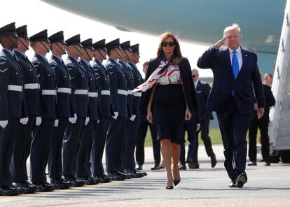 La visita de Estado, que se prolongará hasta el miércoles, llega precedida de polémica por las palabras de Trump en apoyo del exministro de Exteriores Boris Johnson, de quien dijo que sería un líder "excelente". En la imagen, Donald Trump y Melania Trump, tras aterrizar en Londres.